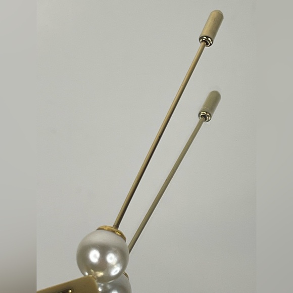 Salvatore Ferragamo, Gold Tone and Pearl Brooch - Picture 3 of 7